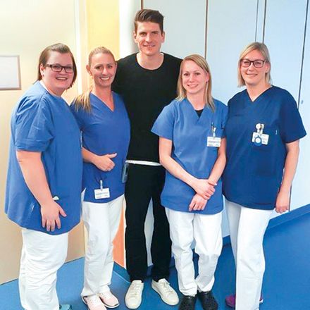 Fu&szlig;ball-Star Mario Gomez auf Besuch im Marienhospital.