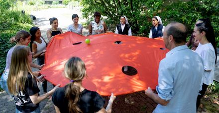 In Seminaren werden Kompetenzen vermittelt, um Kraftquellen besser zu erkennen und Stress zu bewältigen In Seminaren werden Kompetenzen vermittelt, um Kraftquellen besser zu erkennen und Stress zu bewältigen