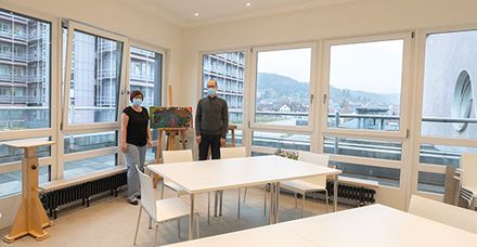Der neue Kunsttherapieraum. Im Bild: Kunsttherapeutin Rebekka Kramke und Chefarzt Dr. Johannes Becker-Pfaff