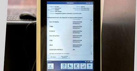 Nach ein bis drei Stunden zeigt das Analysegerät an, ob Erbgutmutationen für Krebs vorliegen Nach ein bis drei Stunden zeigt das Analysegerät an, ob Erbgutmutationen für Krebs vorliegen