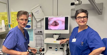  Arbeiten in engem Austausch: Privatdozentin Dr. Dorothee Rickert (links), Leiterin des Schwerpunkts Phoniatrie und Pädaudiologie, und Andrea Jung, Leiterin der Abteilung Logopädie