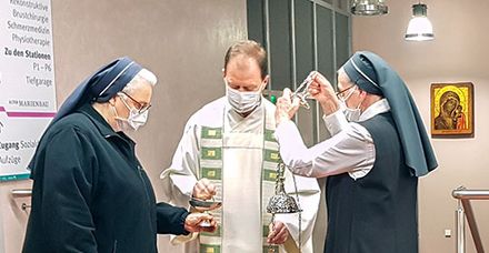 Klinikseelsorger Thomas Krieg weihte die Ikone (Bild: Susanne Lex)