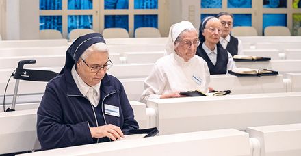 Gemeinsam den Tag beginnen und beschlie&szlig;en: In der Kapelle trifft sich der Konvent t&auml;glich zum Morgenlob, der Laudes, sowie zur Vesper, dem gemeinsamen Abendgebet