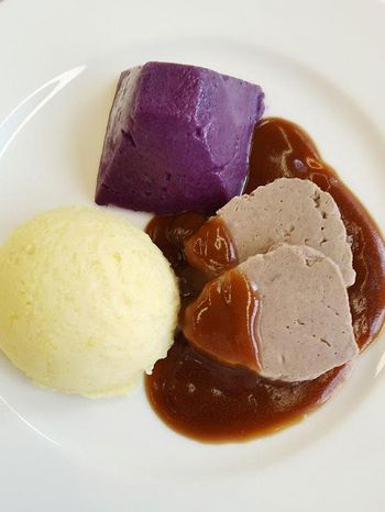 Flüssig, geformt püriert und weich: Eine solche Kost (im Bild Rinderbraten, Rotkraut, Kartoffelpüree) hilft bei Kau- und Schluckbeschwerden