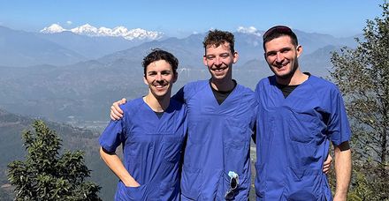 Werteten ihren Einsatz in Nepal als „Mega-Erfahrung“: die drei jungen Zahnärzte Louis Gerhardt, Moritz Mumpro und Alexander Hellwig (v. li) Werteten ihren Einsatz in Nepal als „Mega-Erfahrung“: die drei jungen Zahnärzte Louis Gerhardt, Moritz Mumpro und Alexander Hellwig (v. li)