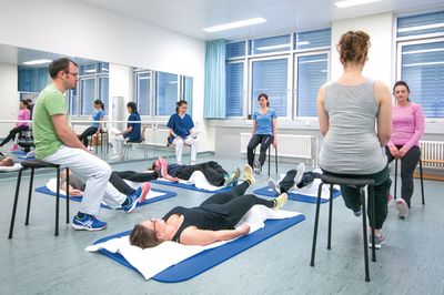 Zur multimodalen Schmerztherapie gehören unter anderem physiotherapeutische Gruppenangebote