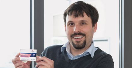 Lorenz Kiefner mit seinen ganz speziellen „Informationssicherheits-Pillen“