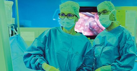 Dr. Steffi Zacheja (li.) und Dr. Wolfram Schief, leitender Oberarzt, operieren in modernen Operationss&auml;len bei gr&uuml;nem Licht. Dies gew&auml;hrleistet eine hohe Bildqualit&auml;t bei minimalinvasiven Eingriffen und minimiert Reflektionen auf den Monitoren