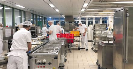 Das K&uuml;chenteam im Marienhospital ist gro&szlig; und international besetzt