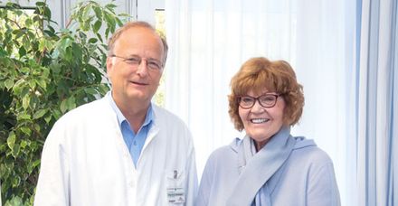 Professor Dr. Claudio Denzlinger und Patientin Brigitte Dorsch