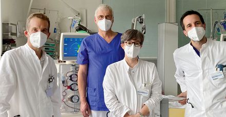 Das Nephrologenteam Dr. Sebastian Maus, Dr. Friederike Pfisterer und Dr. Michael Tritsch (vorne von links) mit dem Gefäßchirurgen Dr. Carsten Weiß im Dialyseraum