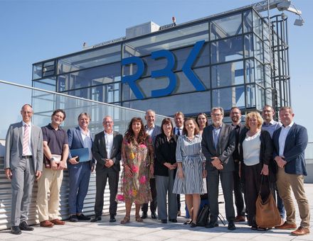 Besuchten die vier gr&ouml;&szlig;ten Krankenh&auml;user Stuttgarts: Sozial- und Gesundheitsminister Manne Lucha (3. v. li.) und Krankenhausb&uuml;rgermeister Thomas Fuhrmann (4. v. li.) 