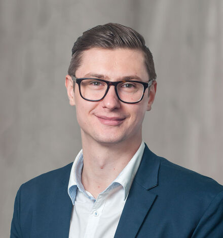 Anton Wiebe ist OP-Manager und für die organisatorische Leitung des ambulanten OP-Zentrums zuständig Anton Wiebe ist OP-Manager und für die organisatorische Leitung des ambulanten OP-Zentrums zuständig