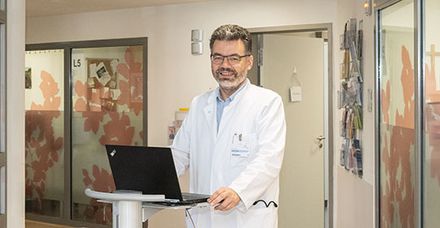 Dr. Zoz mit dem neuen Visitenwagen auf der Palliativstation