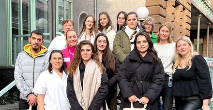 Kolleginnen aus der Pflege hei&szlig;en die sieben Fachkr&auml;fte aus Serbien, dem Kosovo und Albanien herzlich willkommen