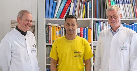 Die Operateure und ihr Patient. Von links: Dr. Thomas Kuipers, Patient Hakiim Ahmed und Professor Dr. Michael Schäffer