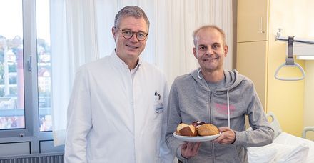 Professor Dr. Michael Schäffer formte seinem Patienten aus dessen Dünndarm einen neuen Magen