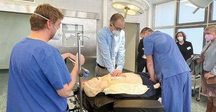 Michael von Winning (zweiter von rechts), Stiftungsvorstand der Eva Mayr-Stihl Stiftung, bei einer Reanimations&uuml;bung an einer Simulationspuppe im Sim Lab