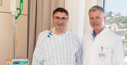Patient und Operateur: Rudolf Hans Quendt und Professor Dr. Michael Schäffer (rechts)