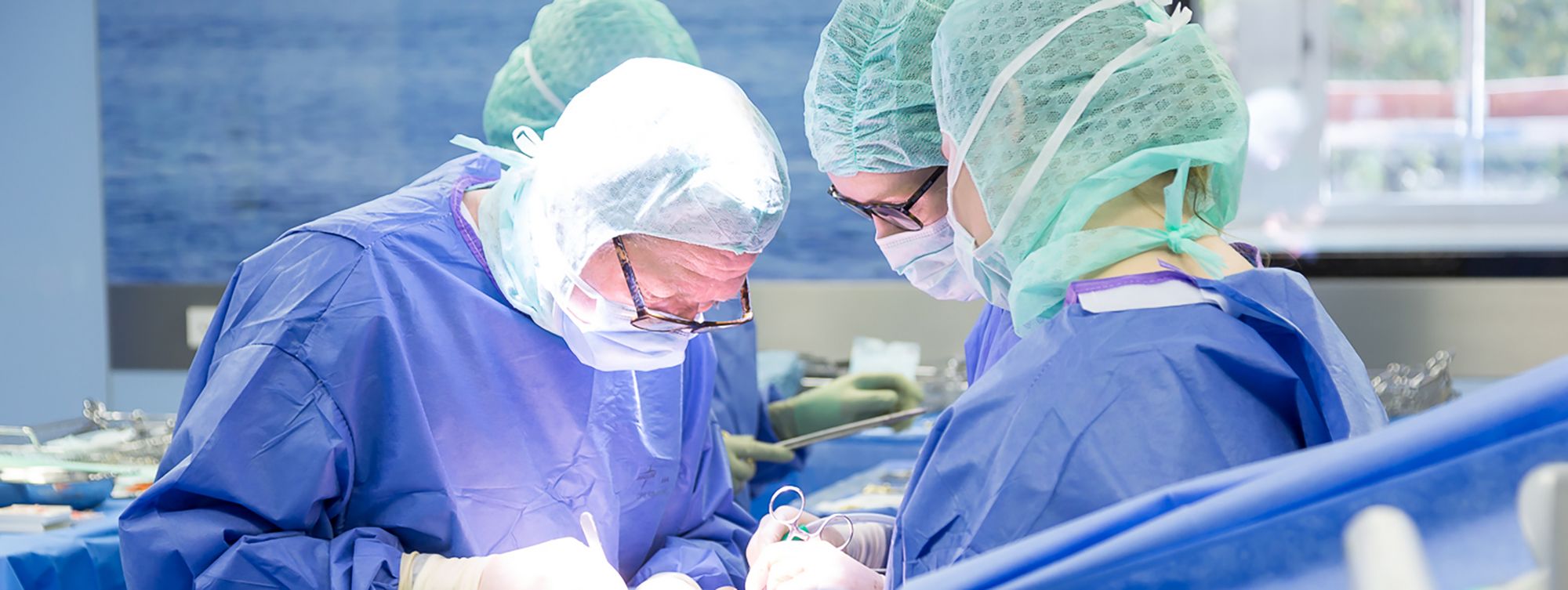 Arzt und Schwestern bei Operation
