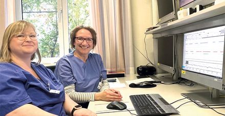 Cornelia Jung, leitende MTA (re.) und Stefanie Reinhardt, MTA-F,  werten in der Tag- bzw. Nachtschicht die erhobenen Messdaten vom Schlaflabor aus 