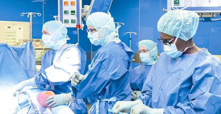 Teamwork im unfallchirurgischen OP (von li.): PD Dr. Ulf Bökeler, Leitender Oberarzt; Professor Dr. Ulrich Liener, Chefarzt; Nazife Oka, Assistenzärztin; Kapanzki Ndeke, OP-Fachkrankenschwester Teamwork im unfallchirurgischen OP (von li.): PD Dr. Ulf Bökeler, Leitender Oberarzt; Professor Dr. Ulrich Liener, Chefarzt; Nazife Oka, Assistenzärztin; Kapanzki Ndeke, OP-Fachkrankenschwester