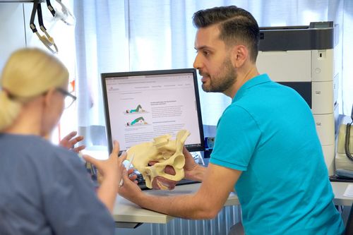 Vor dem operativen Eingriff wird die Patientin darauf om Arzt (rechts: Dr. Shayan Alimehr) über den Eingriff aufgeklärt und vorbereitet (Bild: Christine Gerhardt)