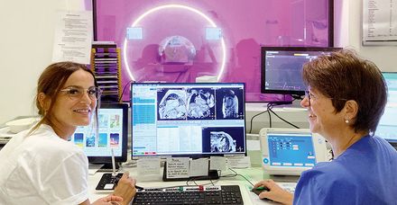 Gesch&uuml;tzt hinter der Glasscheibe: Die Leitende MTRA Anita Hahn (rechts) mit einer Kollegin bei der Magnetresonanztomografie 