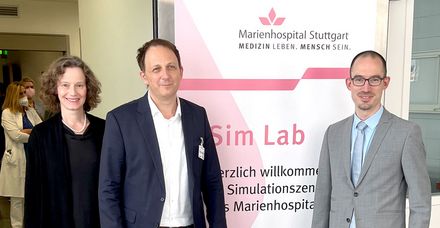 Beim Festakt dabei (von links): die Leiterin des Bildungszentrums Dr. Christine Baatz, Pflegedirektor Jürgen Gerstetter sowie Stiftungsvorstand Michael von Winning