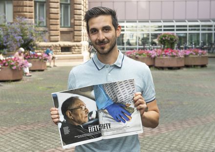 Fotograf Patrick Junker mit dem aktuellen Artikel vorm Marienhospital.