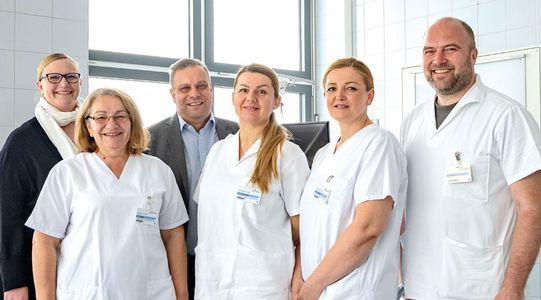 Herzlicher Empfang: Die drei neuen Auszubildenden (vorn v. li) starten ihre Reise in die Pflege. Begleitet werden sie von Kristina Kelm (Pflegedienstleitung, hinten li), Frank Lehre (Pflegedirektor, hinten 2. v. li) und Johannes Lechner (Leitung zentrale Praxisanleitung, vorn re)   