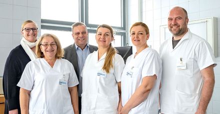 Herzlicher Empfang: Die drei neuen Auszubildenden (vorn v. li) starten ihre Reise in die Pflege. Begleitet werden sie von Kristina Kelm (Pflegedienstleitung), Frank Lehre (Pflegedirektor) und Johannes Lechner (Leitung zentrale Praxisanleitung, vorn re)    Herzlicher Empfang: Die drei neuen Auszubildenden (vorn v. li) starten ihre Reise in die Pflege. Begleitet werden sie von Kristina Kelm (Pflegedienstleitung, hinten li), Frank Lehre (Pflegedirektor, hinten 2. v. li) und Johannes Lechner (Leitung zentrale Praxisanleitung, vorn re)