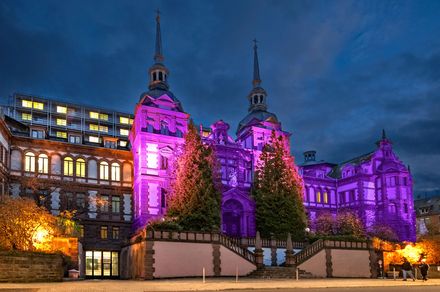 Am Weltpankreaskrebstag 2025 wird der Altbau des Marienhospitals Stuttgart am Abend in Lila beleuchtet Am Weltpankreaskrebstag 2025 wird der Altbau des Marienhospitals Stuttgart am Abend in Lila beleuchtet