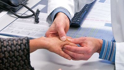 Untersuchung der Hand einer Rheumapatientin