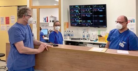 Dr. Michael Heinold, Michele Panik und Gregorio Micali an der Zentrale der Intensivstation (von links)