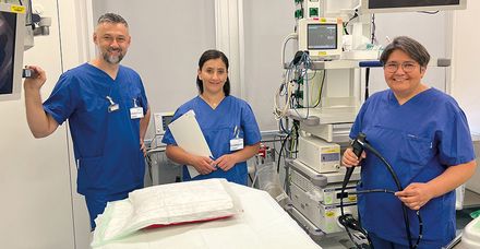„Insider“, die buchstäblich „ins Innere schauen“: die Endoskopie-Fachkräfte Adrian Iosub, Camelia Munteanu und Monika Giebler (von li. nach re.)