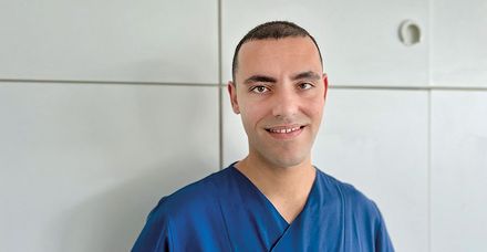 Euxhenio Fakaj betreut als Physiotherapeut täglich bis zu zwölf Patienten auf der Geriatriesstation