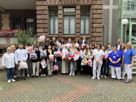 &Uuml;bergabe der Kissen f&uuml;r Brustkrebs-Patientinnen