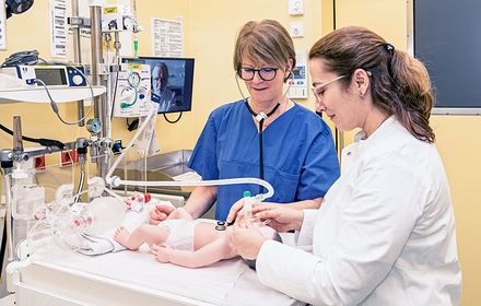 Die leitende Hebamme Cornelia Quei&szlig;er (links) und Krei&szlig;saal&auml;rztin Dr. Adela Wenk freuen sich &uuml;ber die neue Kooperation