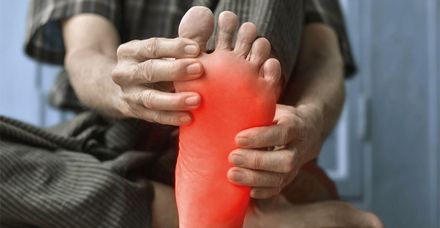 Bei Diabetes sind die Blutzuckerwerte dauerhaft erhöht. Dadurch werden Nerven und Blutgefäße geschädigt. Dies führt vor allem in den Füßen zu einem stark verringerten Schmerz- und Druckempfinden (Bild: shutterstock.com/Zay Nyi Nyi) Bei Diabetes sind die Blutzuckerwerte dauerhaft erhöht. Dadurch werden Nerven und Blutgefäße geschädigt. Dies führt vor allem in den Füßen zu einem stark verringerten Schmerz- und Druckempfinden (Bild: shutterstock.com/Zay Nyi Nyi)