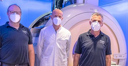 Prof. Zähringer mit dem Technikteam von Philips