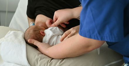 Bereits im Kreißsaal werden die Neugeborenen zum Trinken an die Brust der Mutter gelegt Bereits im Kreißsaal werden die Neugeborenen zum Trinken an die Brust der Mutter gelegt