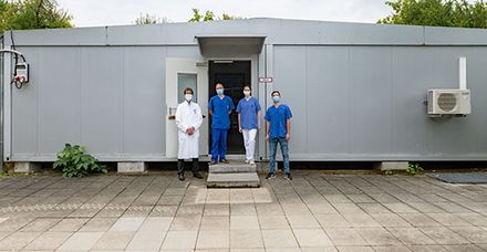 Corona-Testlabor im Container St. Sebastian (v. li:): Priv.-Doz. Dr. Matthias Orth, Laborfacharzt Dr. Hannes Hawran, die Technische Biologin Lisa Salzmann und Molekularbiologe Dominik Baitinger
