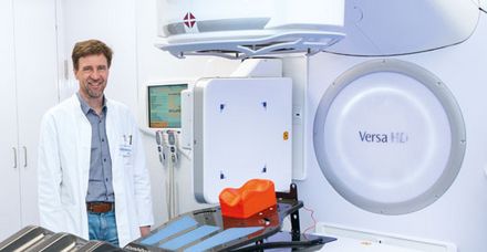 Strahlenmediziner Professor Dr. Thomas Hehr vor dem Linearbeschleuniger