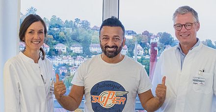 Salim Bagciman strahlend am Entlassungstag mit seinen beiden Operateuren Dr. Steffi Zacheja und Prof. Dr. Michael Schäffer