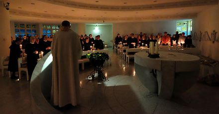 Pfarrer Raible hält den Gottesdienst in der Kapelle