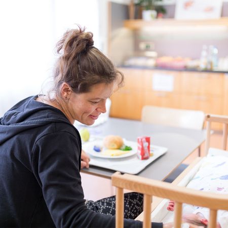 Auf der Mutter-Kind-Station gibt es auch ein Frühstückszimmer Auf der Mutter-Kind-Station gibt es auch ein Frühstückszimmer