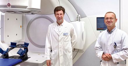 Prof. Dr. Thomas Hehr (links) und Prof. Dr. Hans-Georg Kopp am Linearbeschleuniger