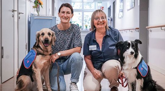 Die Hundeführerinnen Verena Brummund (li.) und Ursula Kaiser ergänzen mit ihren Therapiehündinnen Emma und Hanna neu das Palliativteam am Marienhospital Stuttgart