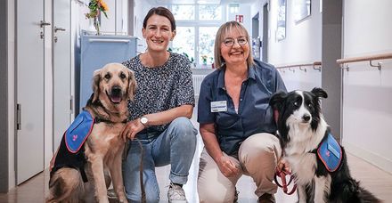 Die Hundeführerinnen Verena Brummund (li.) und Ursula Kaiser ergänzen mit ihren Therapiehündinnen Emma und Hanna neu das Palliativteam am Marienhospital Stuttgart Die Hundeführerinnen Verena Brummund (li.) und Ursula Kaiser ergänzen mit ihren Therapiehündinnen Emma und Hanna neu das Palliativteam am Marienhospital Stuttgart